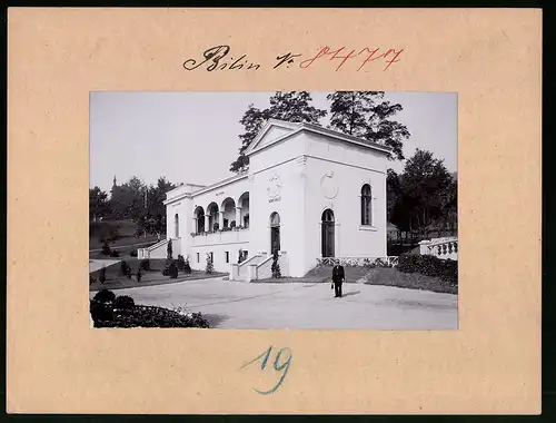 Fotografie Brück & Sohn Meissen, Ansicht Bilin-Sauerbrunn, Partie am Inhalatorium mit Trinkhalle