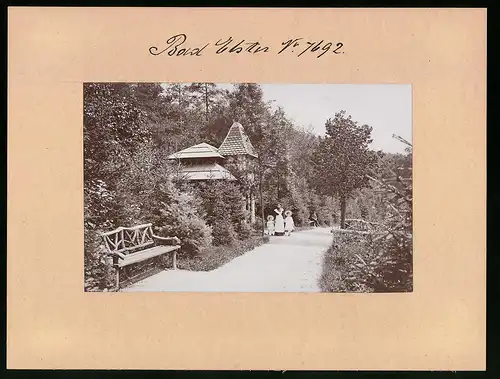 Fotografie Brück & Sohn Meissen, Ansicht Bad Elster, Kindermädchen mit zwei Kindern an der Antonien Hütte