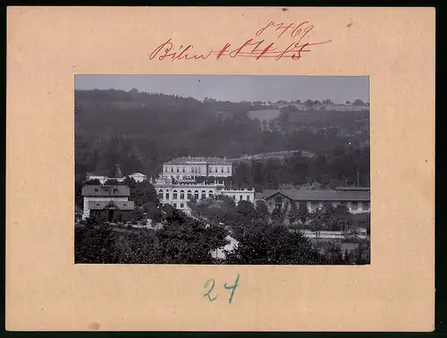 Fotografie Brück & Sohn Meissen, Ansicht Bilin-Sauerbrunn, Blick auf den Ort mit Kurhaus