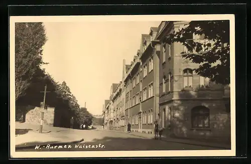 AK W. Barmen, Waisenstrasse mit Passanten