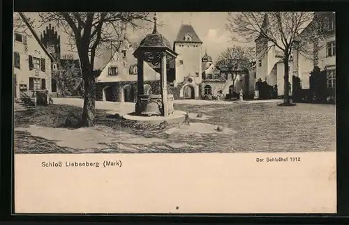 AK Liebenberg /Mark, Partie im Schlosshof mit Brunnen