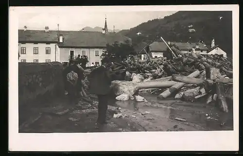 Foto-AK Klausen, Verwüstete Ortspartie nach dem Hochwasser