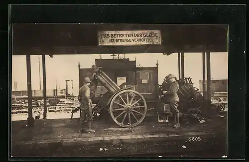 AK Bolzano, Cannoni abbandonati alla Stazione 1918, Bahnhof mit Soldaten und Kanone