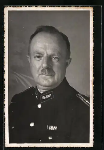 Foto-AK Eisenbahner in Uniform mit Oberlippenbart