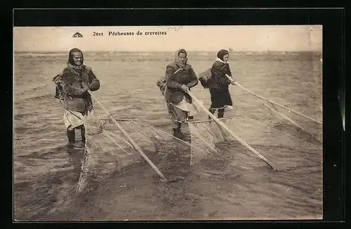 AK Pecheuses de crevettes, Frauen mit ihren Netzen beim Krebsfischen