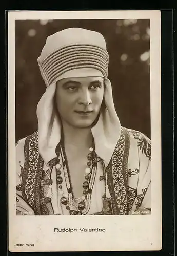 AK Schauspieler Rudolph Valentino mit weissem Kopftuch im Kostüm seiner Filmrolle
