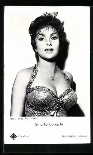 AK Schauspielerin Gina Lollobrigida mit verführerischem Blick in die Kamera