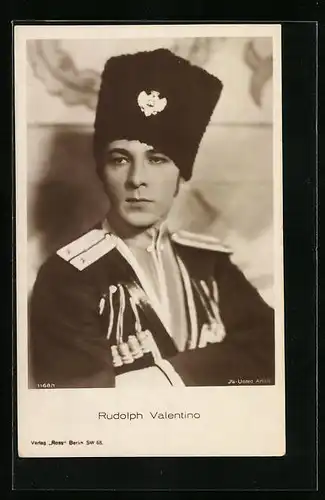 AK Schauspieler Rudolph Valentino im Soldatenkostüm mit erstem Blick