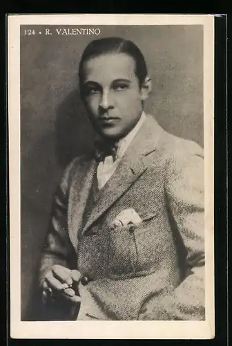 AK Schauspieler Rudolph Valentino im Mantel mit Zigarette