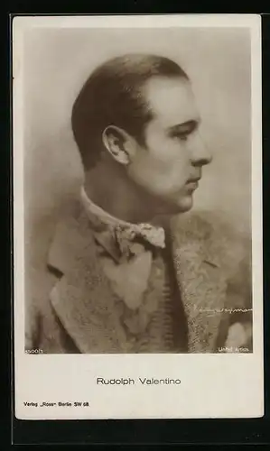 AK Schauspieler Rudolph Valentino im Seitenporträt mit Mantel