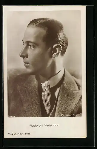 AK Schauspieler Rudolph Valentino im Mantel mit Krawatte