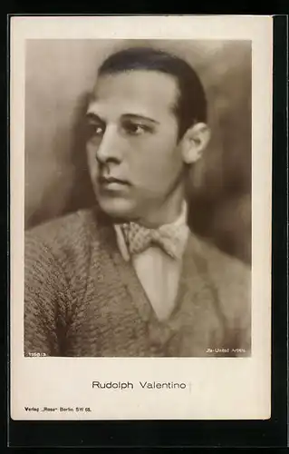 AK Schauspieler Rudolph Valentino mit Fliege in die Ferne schauend