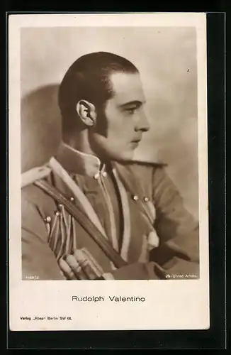 AK Schauspieler Rudolph Valentino in Uniform mit verschränkten Armen