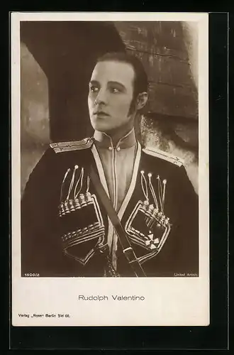 AK Schauspieler Rudolph Valentino in einer golden verzierten Uniform
