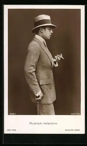 AK Schauspieler Rudolph Valentino seitlich stehend mit Stock und Zigarette