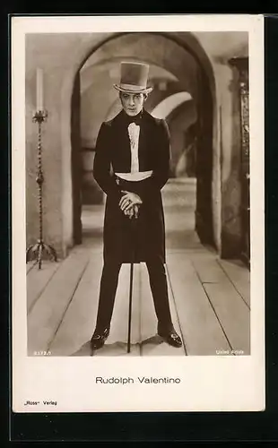 AK Schauspieler Rudolph Valentino mit ernstem Blick auf einen Stock stützend