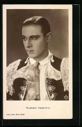 AK Schauspieler Rudolph Valentino im bestickten Anzug zur Seite blickend