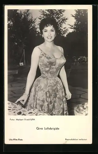 AK Schauspielerin Gina Lollobrigida in hübschen Kleid
