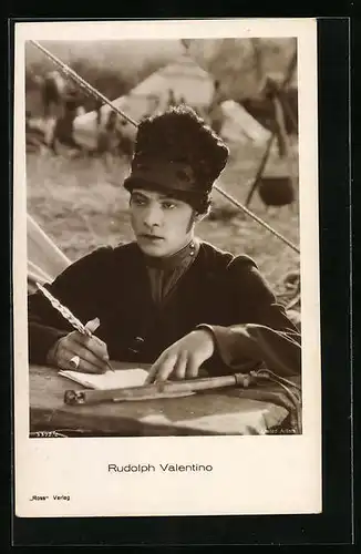 AK Schauspieler Rudolph Valentino im Kostüm seiner Filmrolle