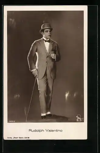 AK Schauspieler Rudolph Valentino im Anzug mit Stock und Zigarette