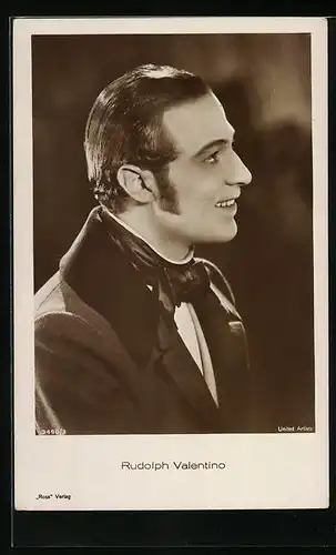 AK Schauspieler Rudolph Valentino lächelnd im Anzug mit Fliege