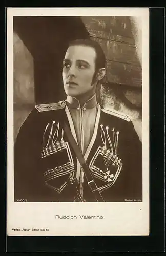 AK Schauspieler Rudolph Valentino in Uniform mit starrem Blick