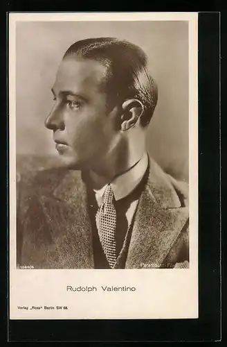 AK Schauspieler Rudolph Valentino im Anzug zur Seite blickend