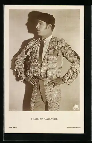 AK Schauspieler Rudolph Valentino im verzierten Anzug