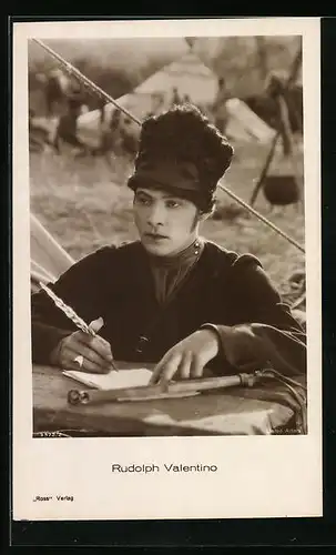 AK Schauspieler Rudolph Valentino schreibend mit Feder und Papier