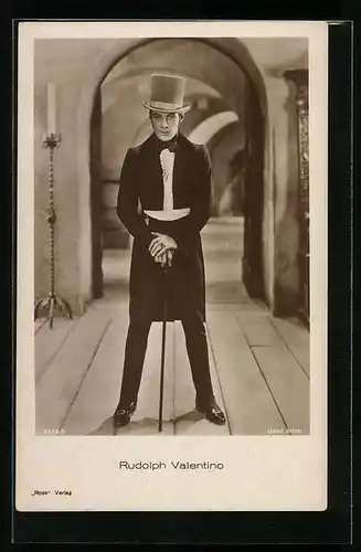 AK Schauspieler Rudolph Valentino mit Stock und Zylinder