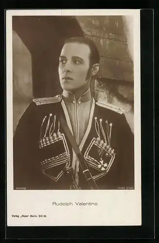 AK Schauspieler Rudolph Valentino mit goldverzierter Uniform