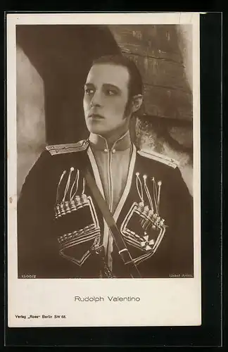 AK Schauspieler Rudolph Valentino mit strengem Blick zur Seite
