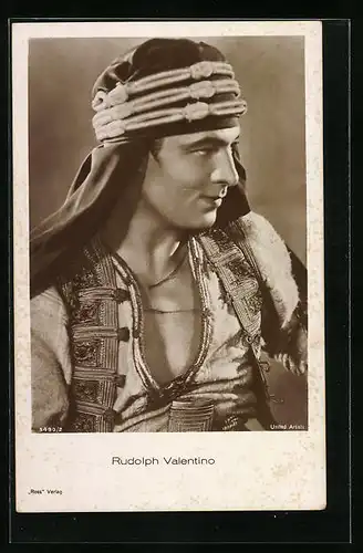 AK Schauspieler Rudolph Valentino mit Kopftuch
