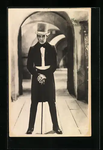 AK Schauspieler Rodolfo Valentino mit Zylinder und Stock