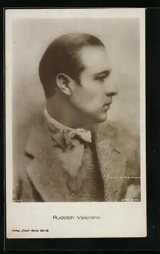 AK Schauspieler Rudolph Valentino im Anzug zur Seite schauend