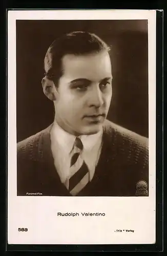 AK Schauspieler Rudolph Valentino im Anzug mit starrem Blick