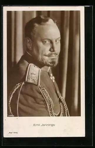 AK Schauspieler Emil Jannings in Uniform in die Kamera schauend