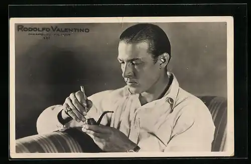 AK Schauspieler Rudolph Valentino mit Pfeife in der Hand