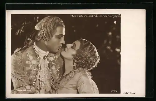 AK Schauspieler Rudolph Valentino mit Doris Kenyon in ihrem gemeinsamen Film
