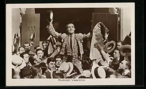 AK Schauspieler Rudolph Valentino in einer Menschenmenge