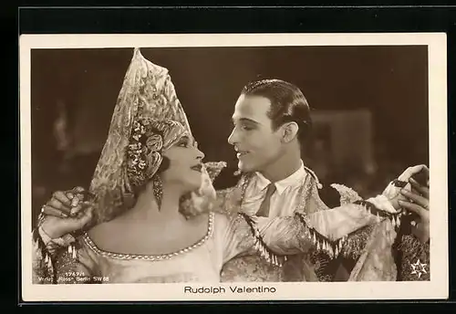 AK Schauspieler Rudolph Valentino tanzend mit einer Frau