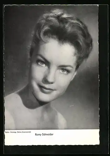 AK Schauspielerin Romy Schneider mit verführerischem Blick in die Kamera