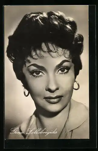 AK Schauspielerin Gina Lollobrigida, Portrait mit eindringlichem Blick