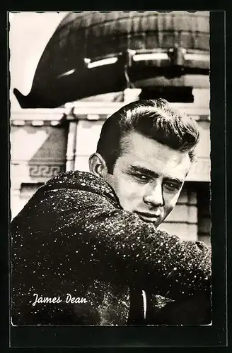 AK Schauspieler James Dean, der Blick über die Schulter in die Kamera gerichtet