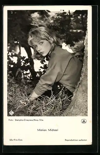 AK Schauspielerin Marion Michael sitzend im Gras