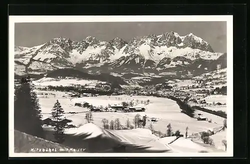 AK Kitzbühel, Talpanorama mit der Ortschaft im Schnee mit Kaiser