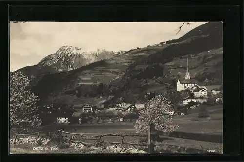 AK Oetz, Blick zur Kirche am Hang