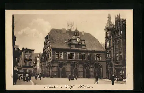 AK Minden i. W., Passanten vor dem Rathaus