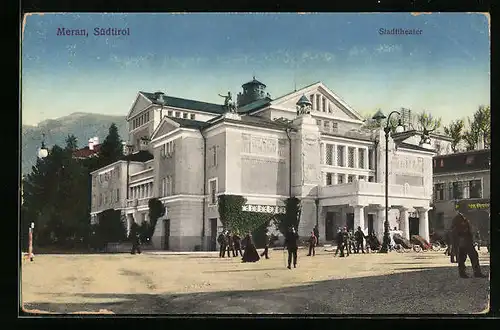 AK Meran, Passanten vor dem Stadttheater