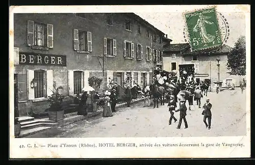 AK Yzeron, la Place, Hotel Berger, arrivée des voitures desservant la gare de Vaugneray